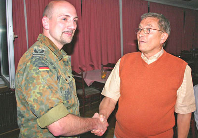 Unser 1. Vorsitzender -Wolfgang Doods - bedankt sich beim Vortragenden - Major Dörholt - für den sehr informativen und mitreissenden Vortrag!